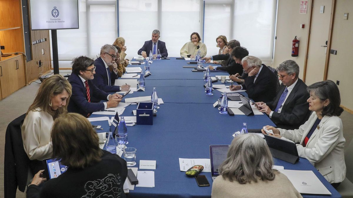 Los 15 miembros del jurado durante su reunión este martes en Oviedo. 