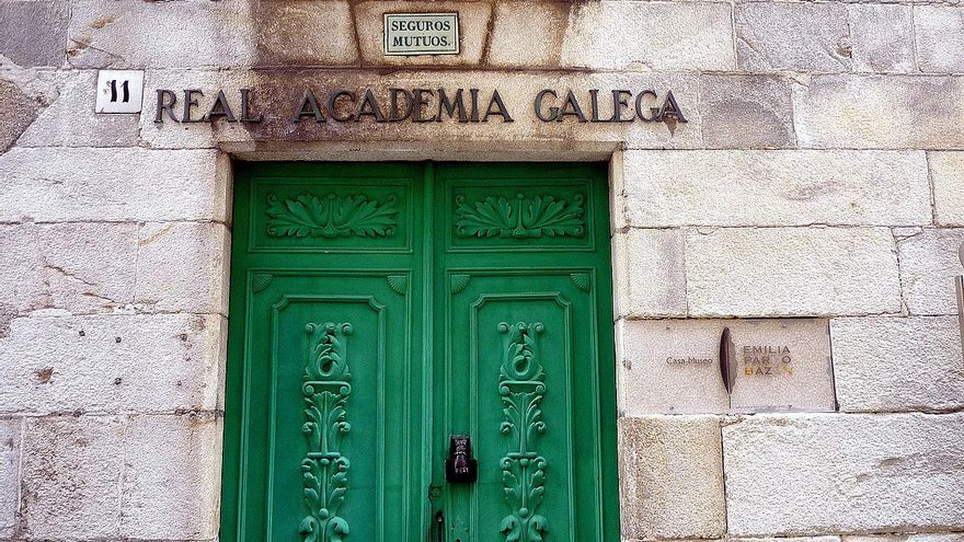 La Xunta contradice a la Academia Galega y defiende la norma que redujo el gallego en la escuela