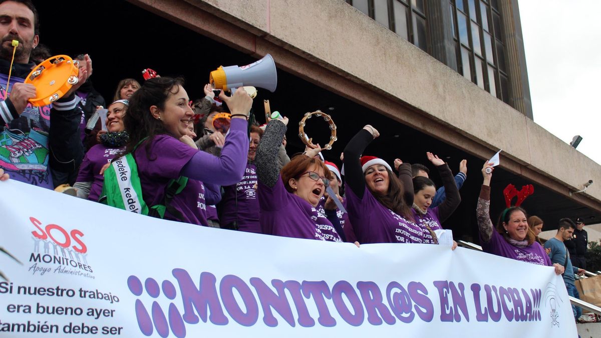 Monitores educativos entregan a la Presidencia de la Junta la PNL que insta a buscar una solución para trabajadores
