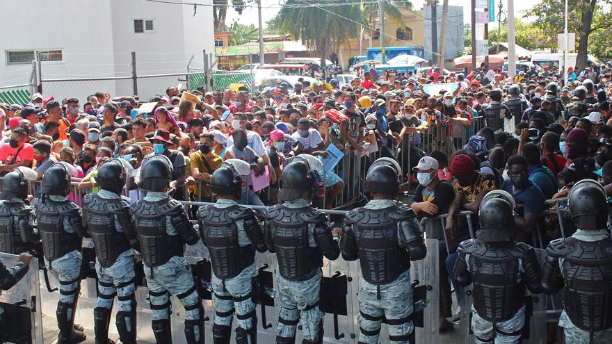 Migrantes marchan en la mexicana Tapachula vigilados por las autoridades