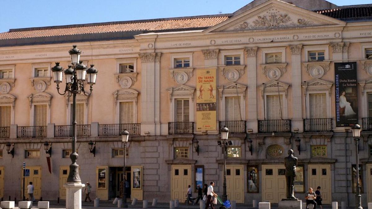 Fachada del Teatro Español, con la estatua de Lorca al costado, en una imagen de archivo.