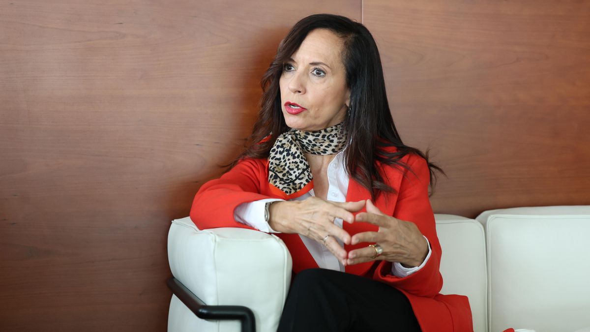 La presidenta de Redeia, Beatriz Corredor, durante la entrevista.
