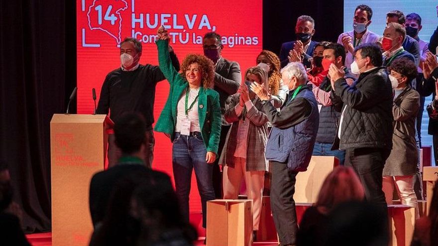 La nueva secretaria general del PSOE de Huelva, María Eugenia Limón, junto al secretario general del PSOE-A, Juan Espadas, y miembros de la Ejecutiva provincial.