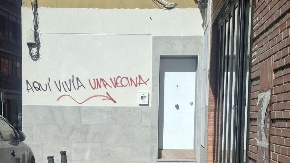 Pintada que refleja la conversión de bajos en viviendas turísticas