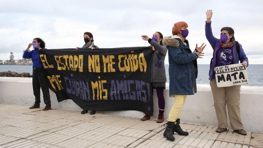 Una de las pancartas en la cadena humana de Las Palmas de Gran Canaria. ALEJANDRO RAMOS.