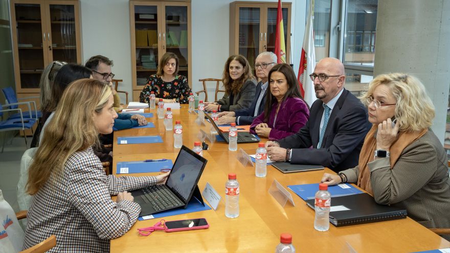 Los consejeros de Salud, César Pascual, y de Inclusión Social, Juventud, Familias e Igualdad, Begoña Gómez del Río, se reúnen con la Comisión de Coordinación Sociosanitaria.