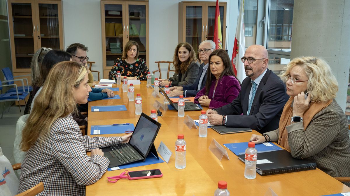 Los consejeros de Salud, César Pascual, y de Inclusión Social, Juventud, Familias e Igualdad, Begoña Gómez del Río, se reúnen con la Comisión de Coordinación Sociosanitaria.