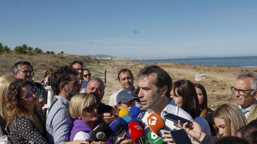 El vicepresidente del Gobierno y ministro de Economía, Carlos Cuerpo, realiza declaraciones durante su visita al camping Kiko Park de Oliva, afectado por la dana Adam. EFE/Manuel Bruque