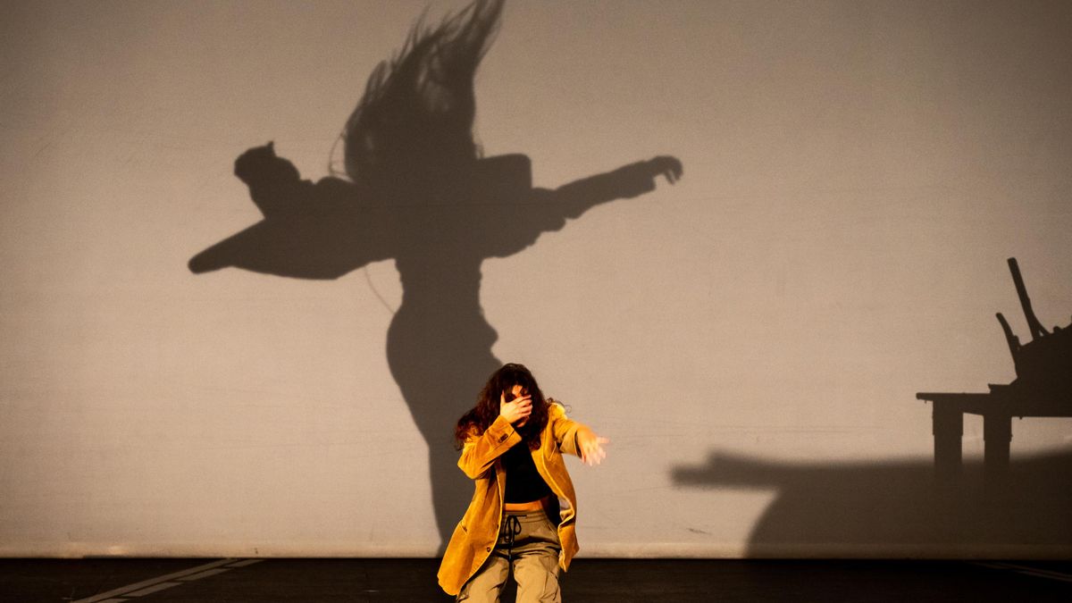 Imagen que simula los bombardeos en La Desbandá de la obra de teatro 'Nacional 340' del colectivo Physical Collage