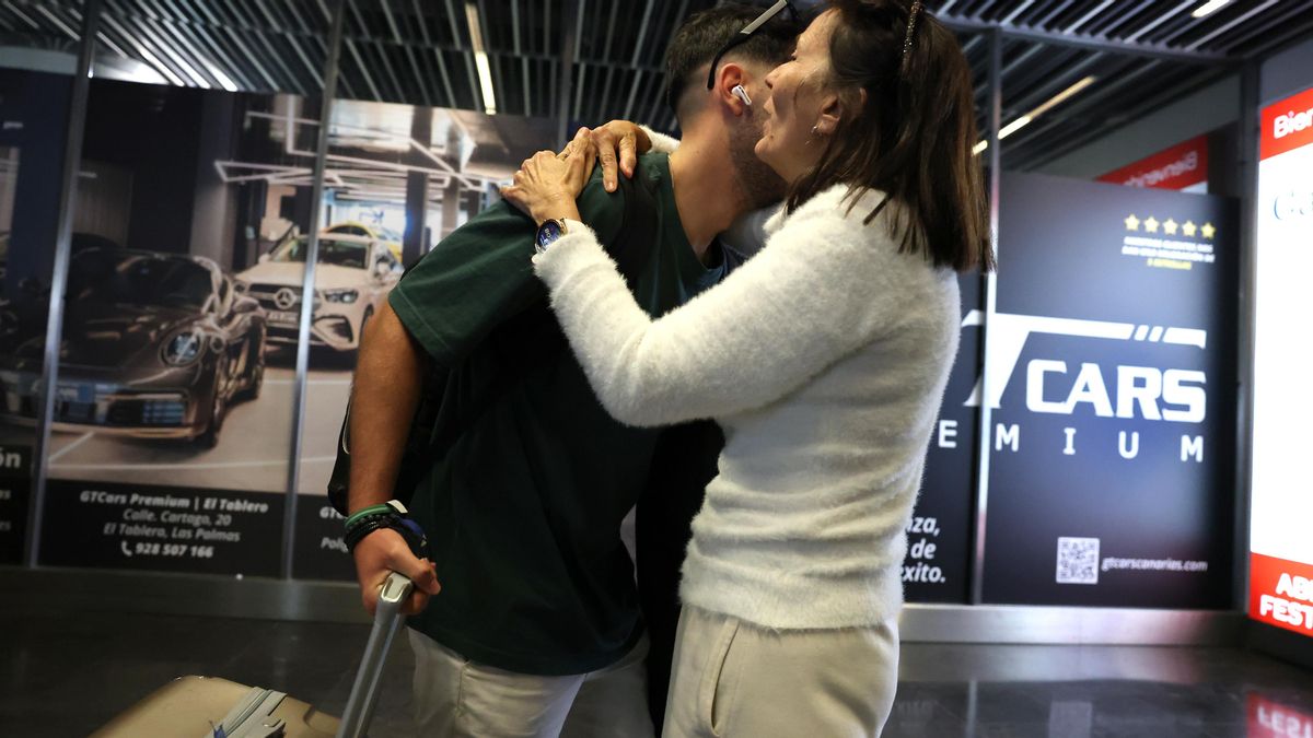 Reencuentro de madre e hijo por Navidad en el Aeropuerto de Gran Canaria.