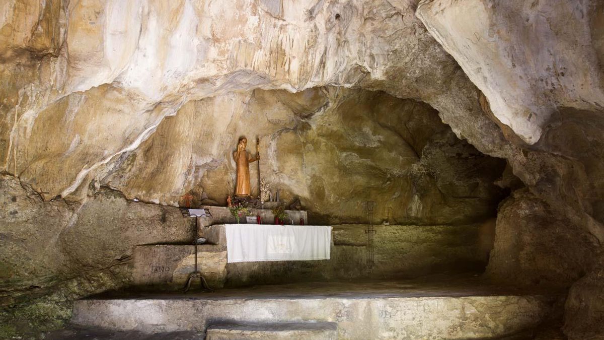 La cueva de San Genadio, en el Valle del Silencio.