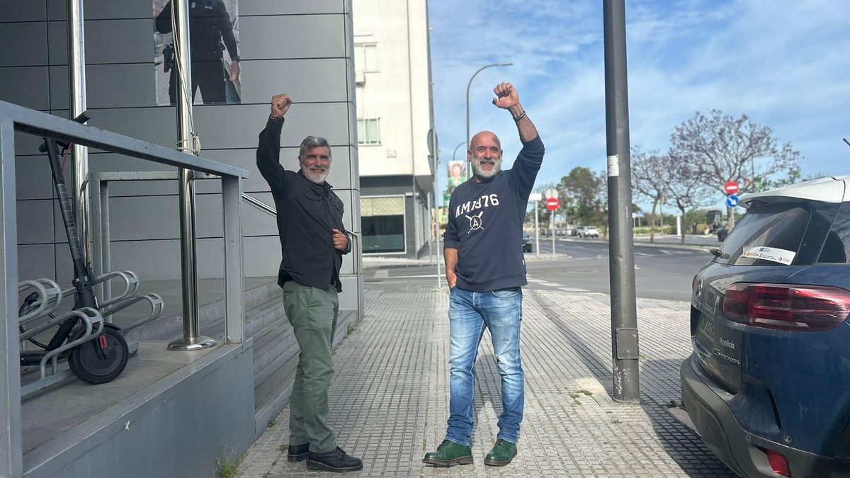 Los dos operarios de Cádiz tocan tierra tras 28 días de lucha sobre una grúa del astillero: "Nos trataron como terroristas"