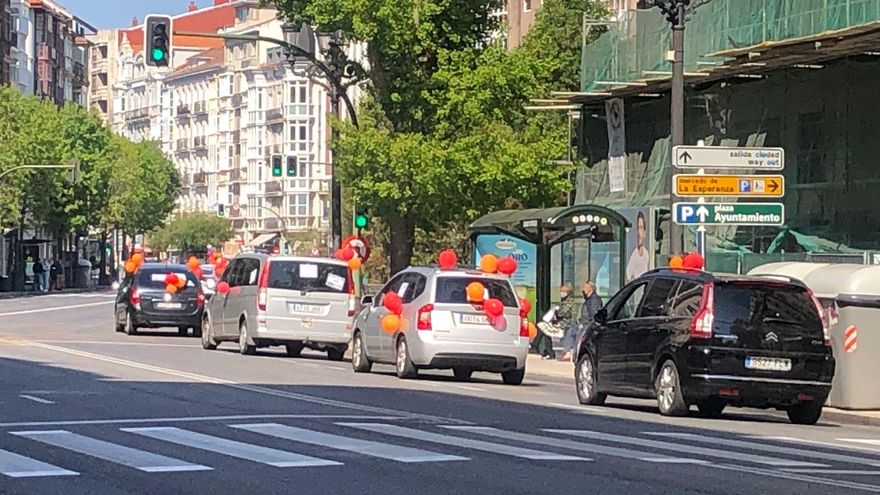 Caravana de vehículos en Santander en contra de la "externalización" de servicios en el ICASS