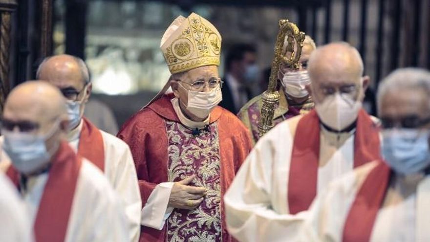 El obispo de León, Julián López durante la misa en la Catedral de León. Foto: Campillo / ICAL.