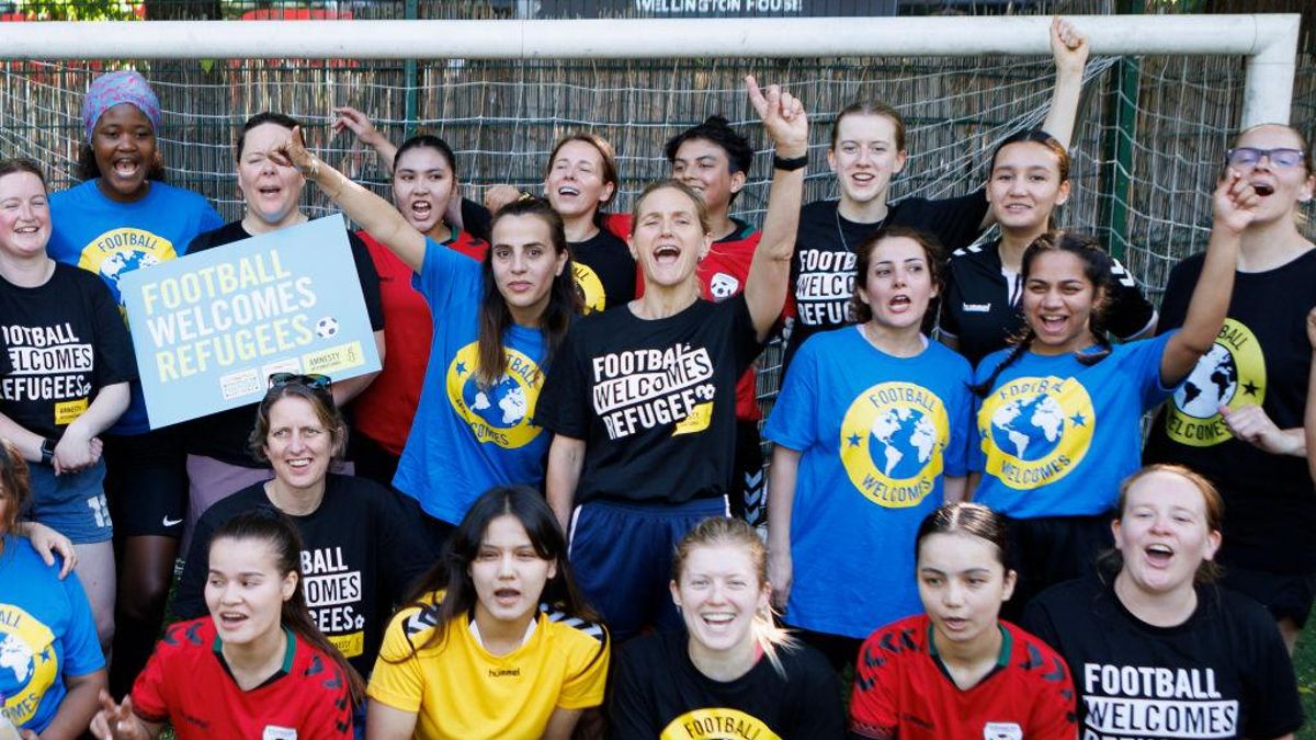 Jugadoras del equipo de Comfort Angels con jugadoras del equipo del Parlamento británico en junio de 2023 en Londres.