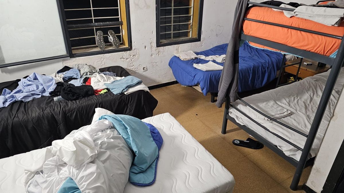 Diversos llits i lliteres amuntegades en una habitació al centre de menors 'La Torre' d'Alborache.