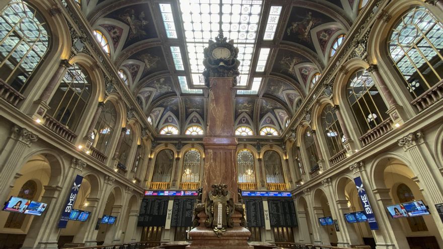 Columna central en el interior del Palacio de la Bolsa de Madrid (España)