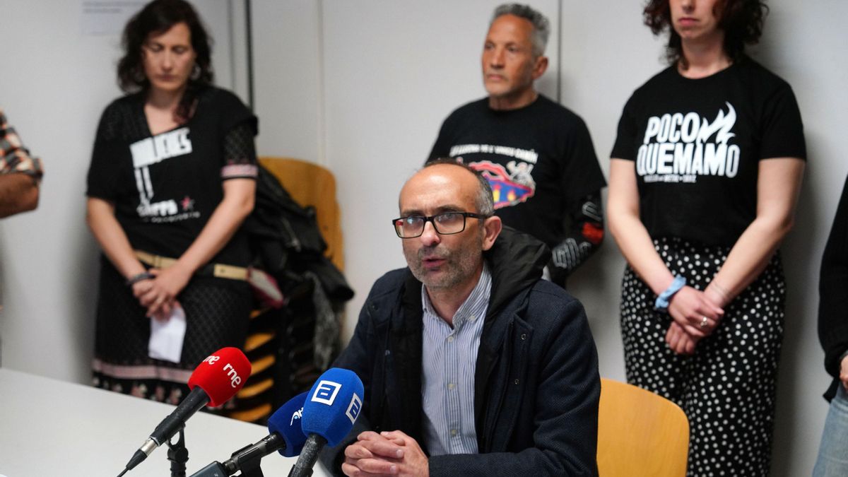 El representante sindical, Damián Manzano, durante la rueda de prensa en Gijón/Xixón donde se valoró el caso de 'Las Seis de La Suiza'.