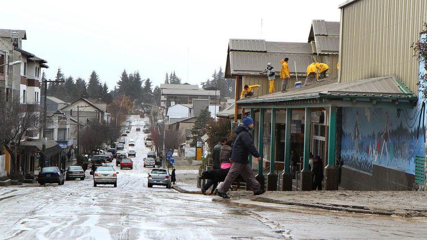 Bariloche quedó bajo las cenizas del volcán Puyehue hace 10 años. La limpieza llevó meses.