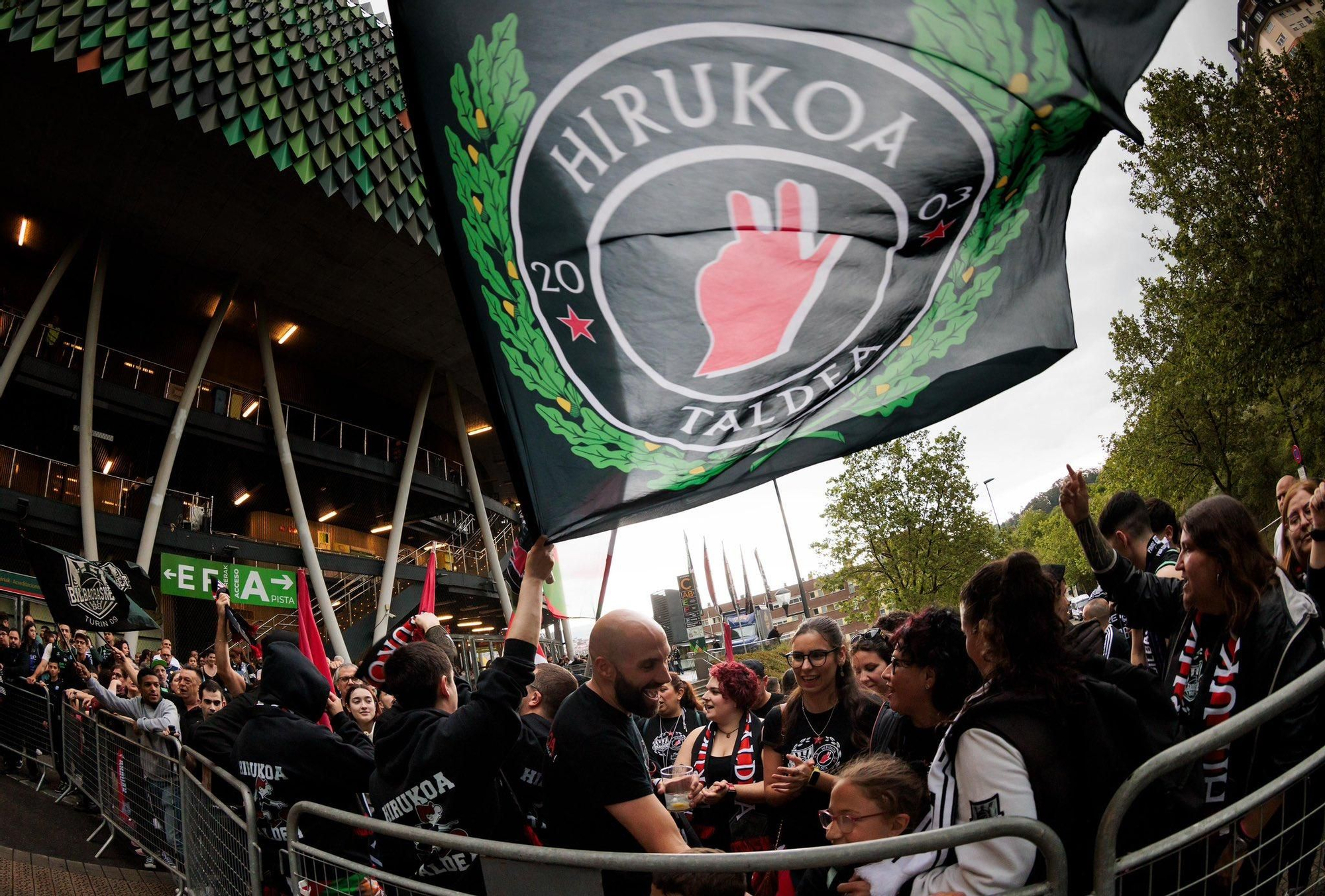 Aficionados del Bilbao Basket, a la espera de la llegada del equipo este miércoles
