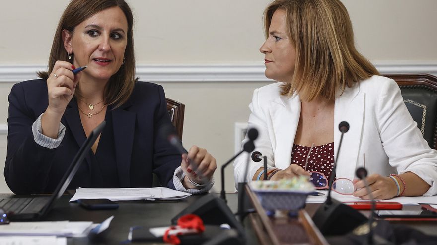 Archivo - La alcaldesa de València, María José Catalá (i), y la delegada del Gobierno en la Comunitat Valenciana, Pilar Bernabé (d)