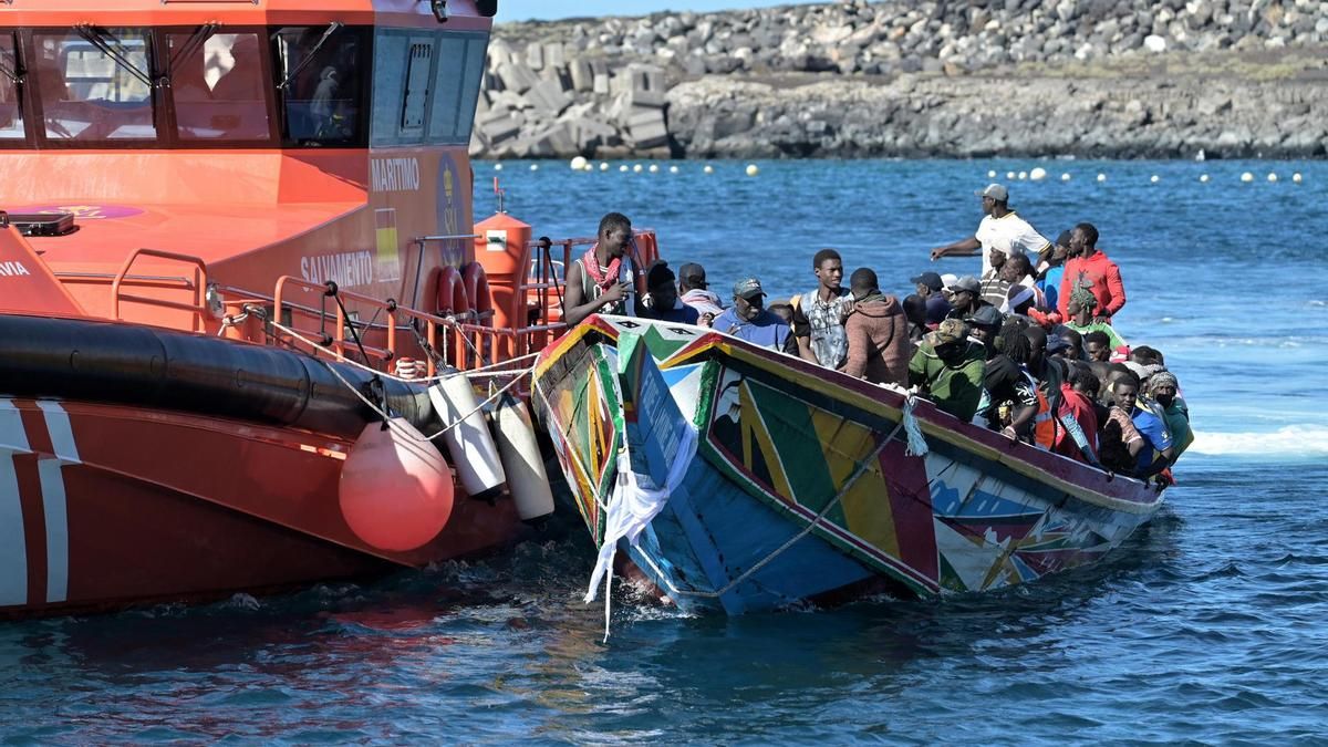 Salvamento rescata a 416 personas que viajaban en tres cayucos cerca de El Hierro: más de 800 en las últimas 24 horas