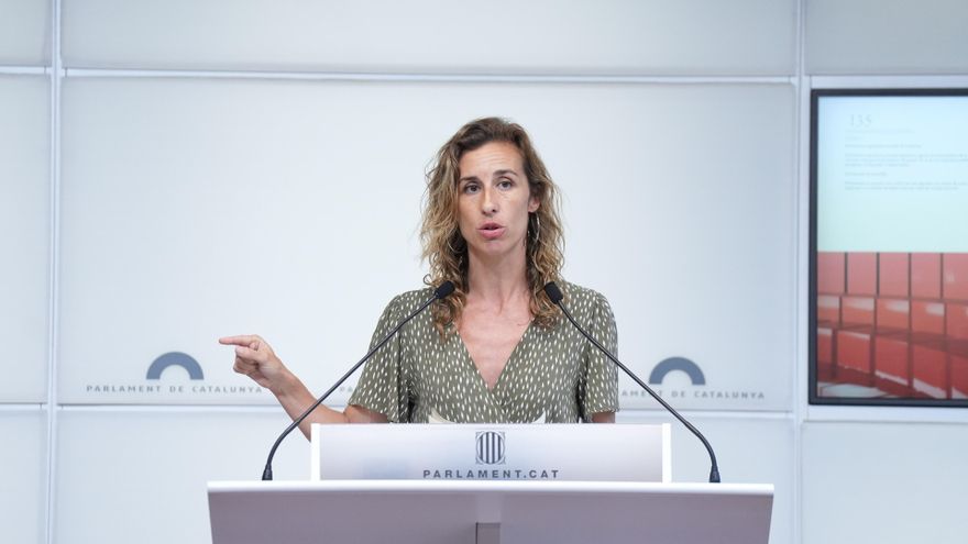 La portavoz de la CUP en el Parlament de Catalunya, Laia Estrada, durante una rueda de prensa, en el Parlament de Catalunya, a 22 de julio de 2025, en Barcelona, Catalunya (España).