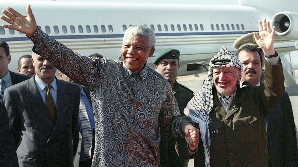 Nelson Mandela, durante su visita a Palestina en 1999 junto a Yasser Arafat, líder de la OLP.