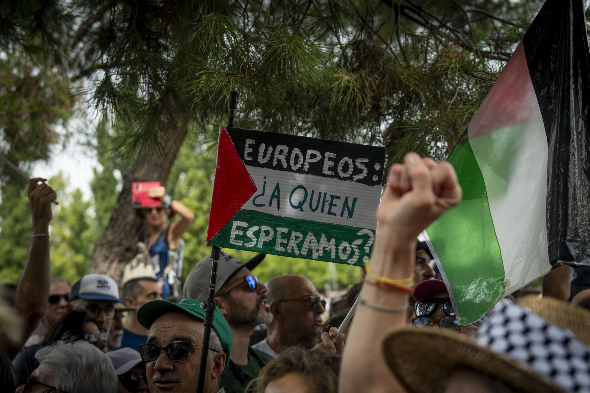 Cientos de personas llenan las orillas de Madrid Río en solidaridad con Gaza y para apoyar a la Global Sumud Flotilla