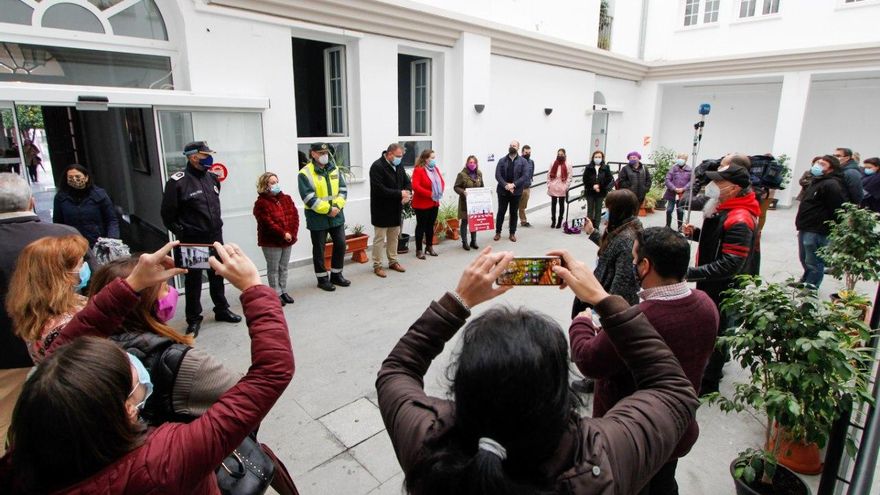 Minuto de silencio en el Ayuntamiento de Mérida