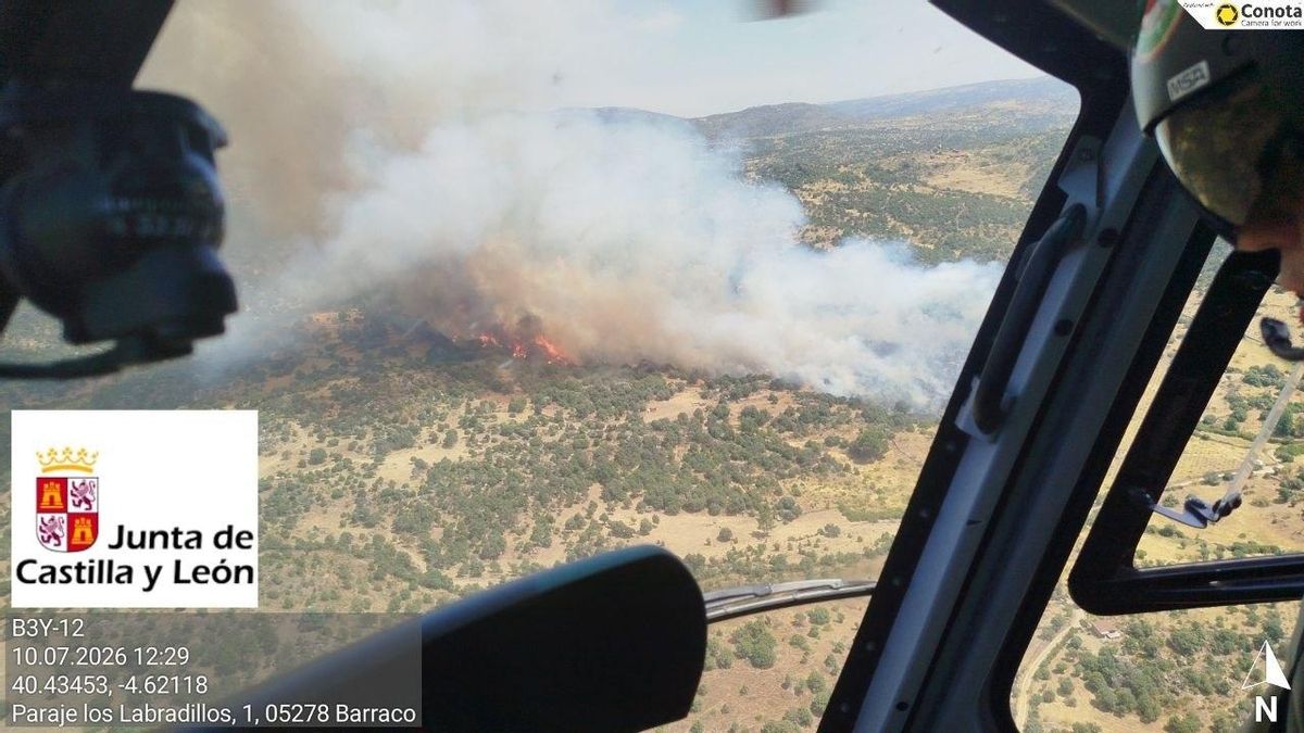 Castilla y León refuerza el operativo del incendio del Barraco, Ávila, por el riesgo de que afecte a masa arbolada