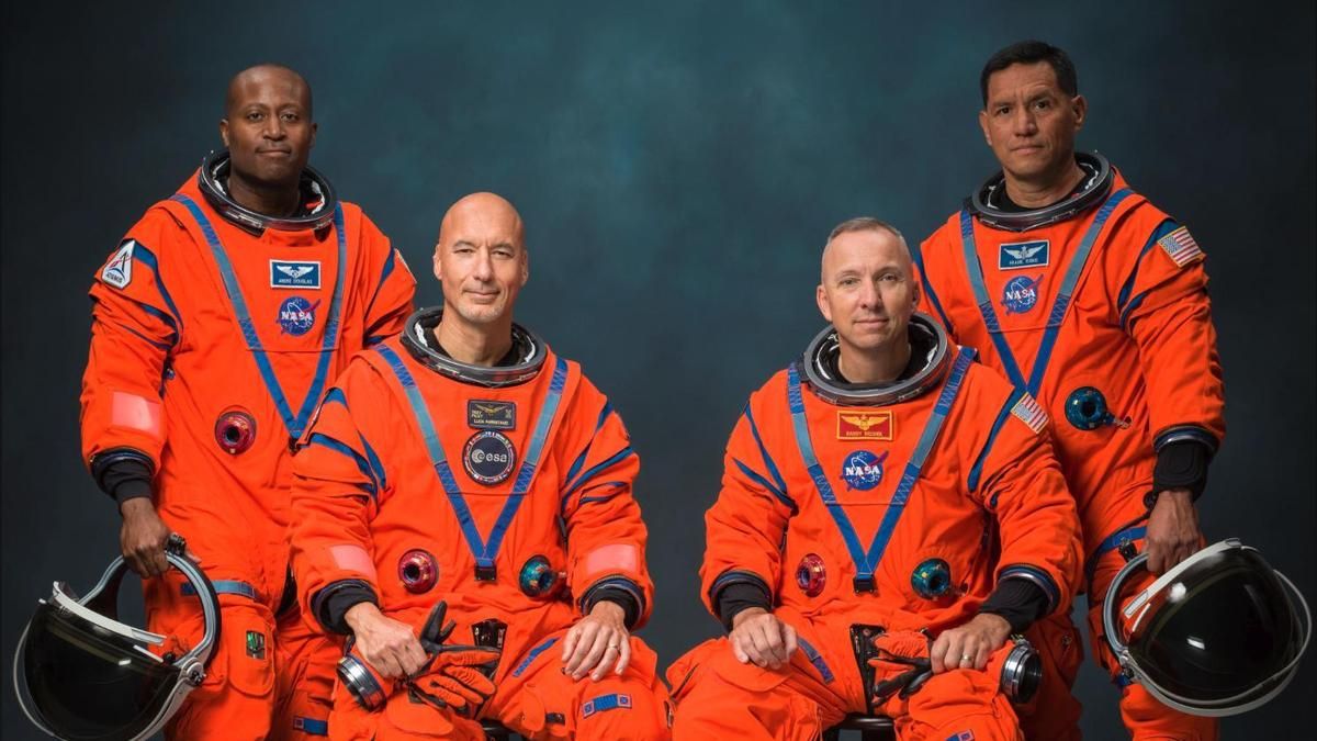La Nasa da más detalles de Artemis III: dos estadounidenses, un salvadoreño y un italiano vestidos con trajes de Prada