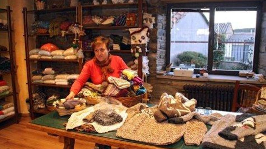 Peio García / ICAL Pepita, en su establecimiento de Val de San Lorenzo donde se pueden encontrar prendas manufacturadas en el pueblo a la manera tradicional