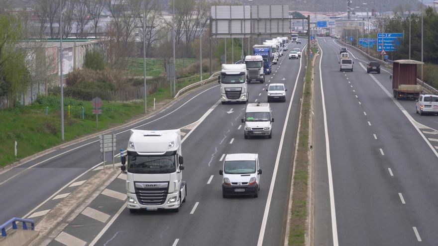 Archivo - Varios camiones en la autovía.- Archivo