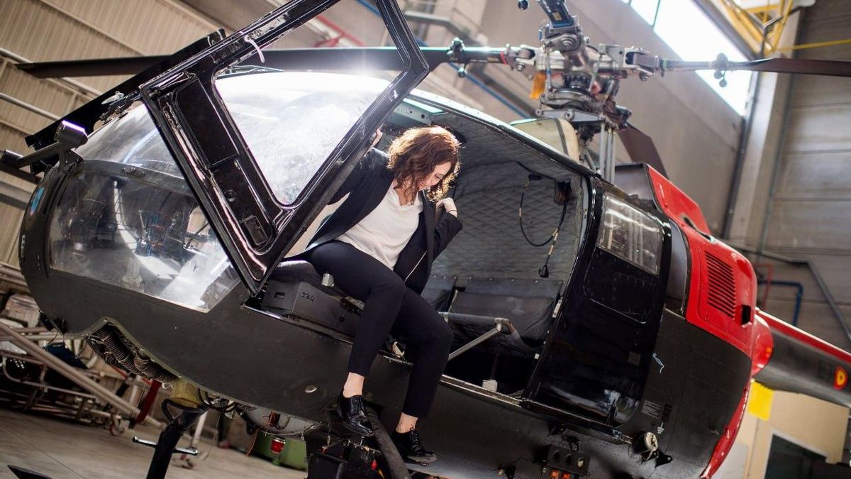 Isabel Díaz Ayuso baja de un helicóptero.