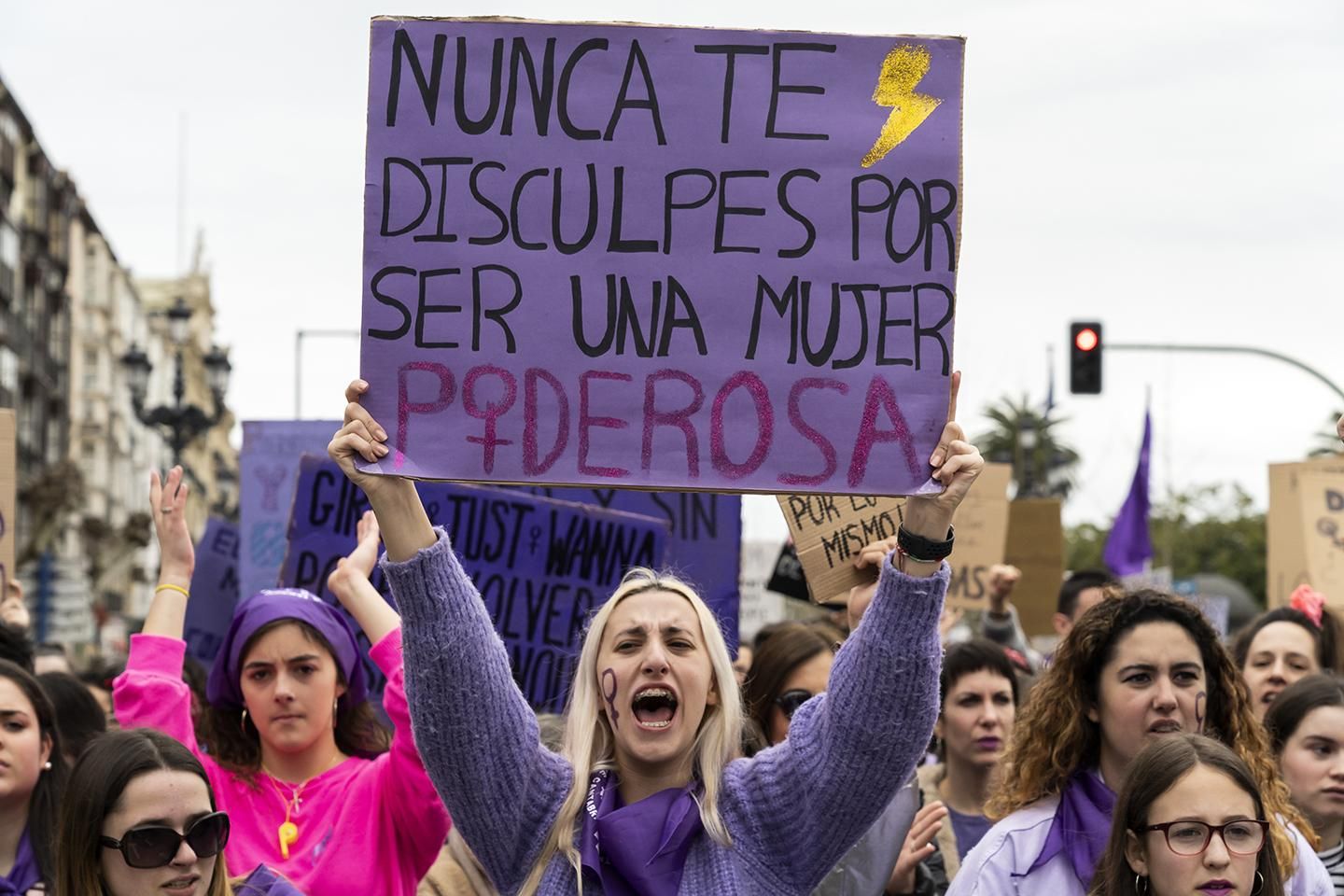Manifestación feminista por el 8M en Santander. | JOAQUÍN GÓMEZ SASTRE