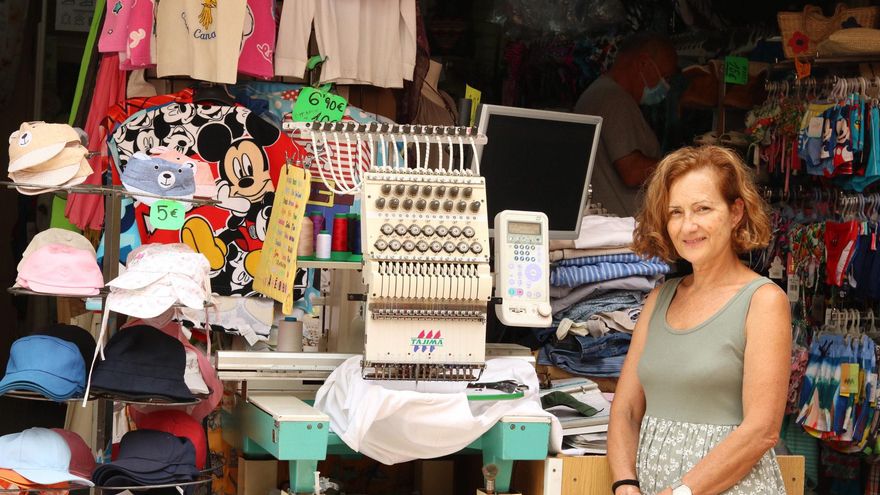 María del Pino Zerpa en su tienda de bordados en Playa del Inglés / Sara Tadeo
