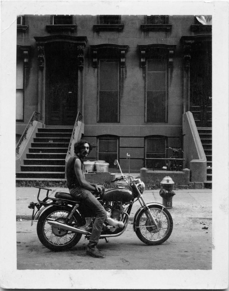 Brooklyn, acaba el verano de 1970: el viajero acaba de regresar de Eivissa a Nueva York con la motocicleta con la que fue desde Londres hasta la isla.
