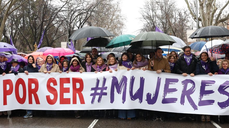 Ministras y ministros del PSOE en la manifestación del 8M de 2025