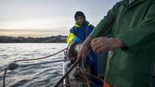 Raquel, trabajando a bordo del barco junto a su marido / Vázquez y Gómez Estudios