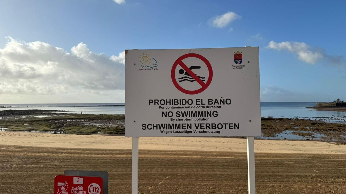 Cartel de 'Prohibido el baño' en la playa de El Reducto, Arrecife