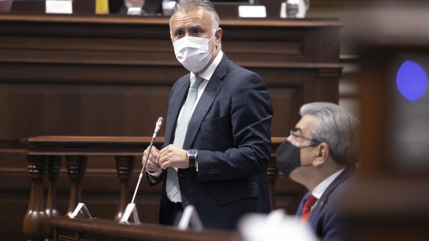 Archivo - El presidente de Canarias, Ángel Víctor Torres, en la sesión de control al Gobierno en el Pleno del Parlamento