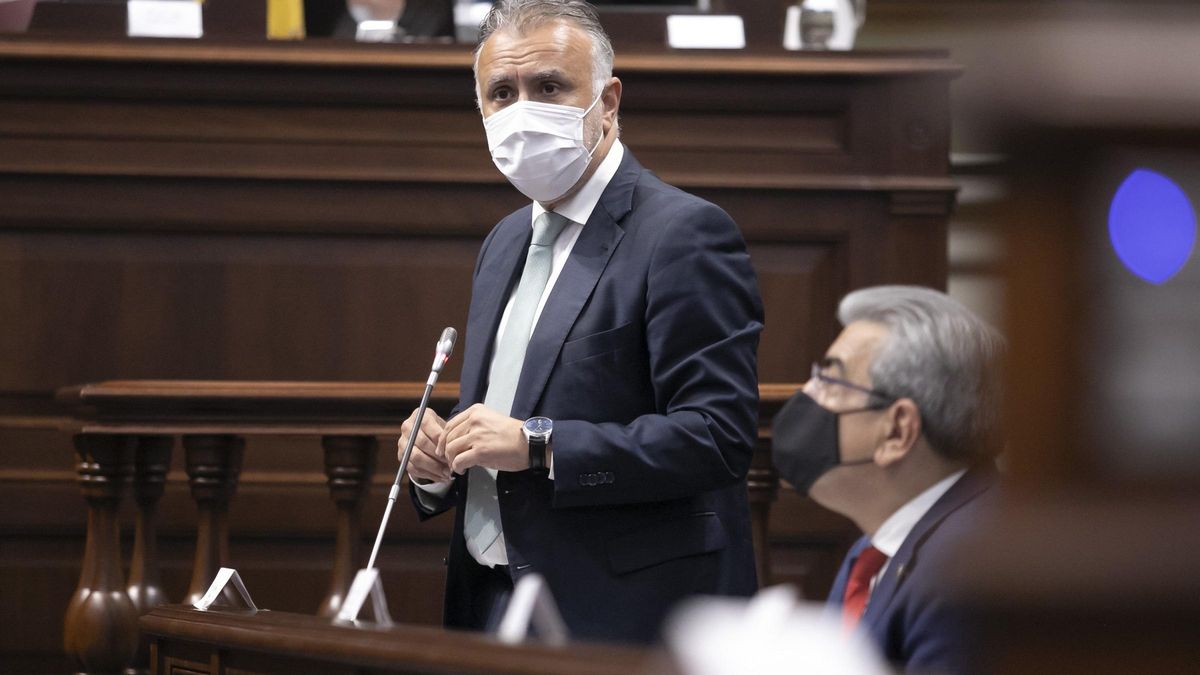 Archivo - El presidente de Canarias, Ángel Víctor Torres, en la sesión de control al Gobierno en el Pleno del Parlamento