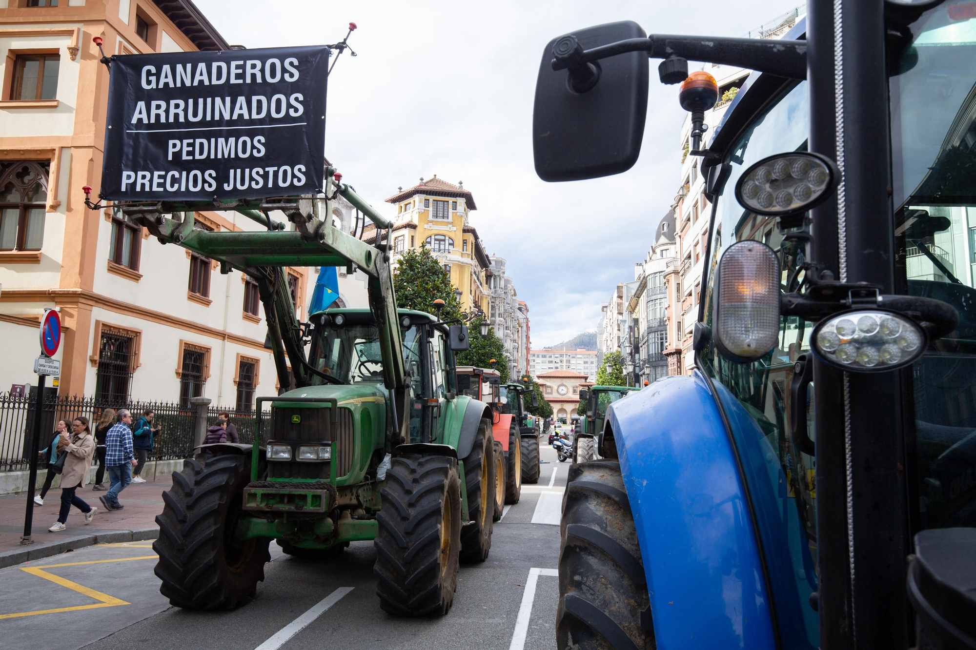 Tractores por las calles de Oviedo