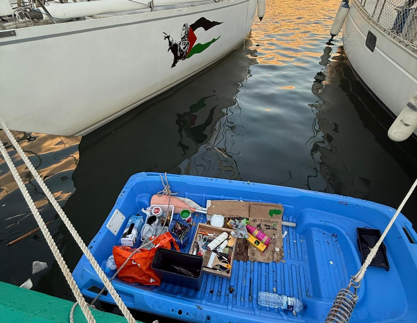 Barca con los materiales de pintura de Laika y su equipo/ Cedida