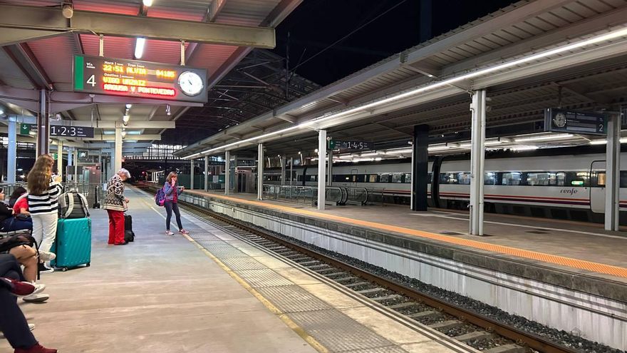 La misión imposible de comprar un billete entre A Coruña y Vigo: cuando el tren de media distancia muere de éxito