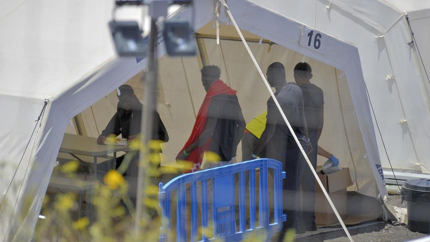 Muere una mujer en un cayuco que llegó este domingo a El Hierro con 145 supervivientes