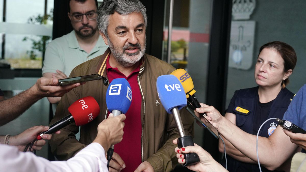 El consejero Alejandro Calvo atiende a los medios en presencia del presidente del Principado, Adrián Barbón (detrás), y la delegada del Gobierno, Adriana Lastra.