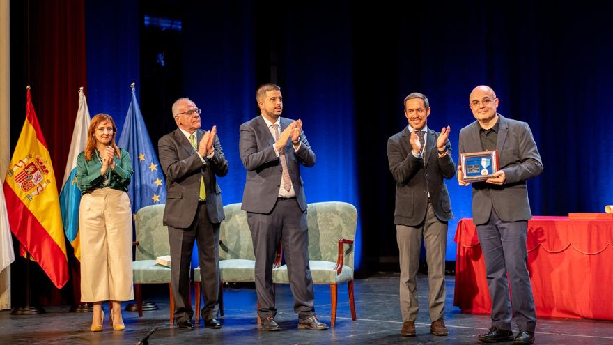 El párroco de la iglesia matriz de El Salvador, José Francisco Concepción ‘Checa’ recibió la Medalla de La Palma.