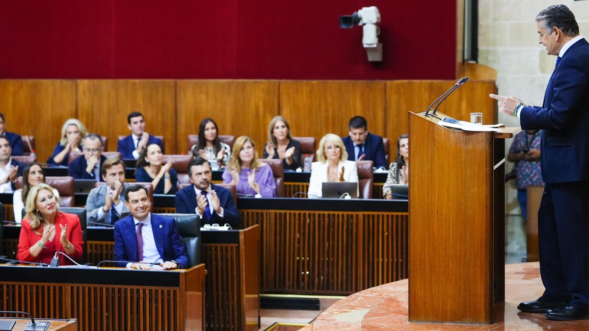 El presidente Juanma Moreno escucha la intervención del consejero de Sanidad, Antonio Sanz, en el pleno monográfico en el Parlamento andaluz.